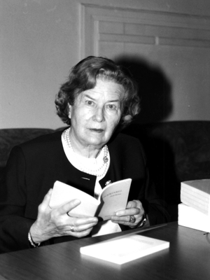 Hedy Richter mit ihrem Gedichtband "Blickwinkel"