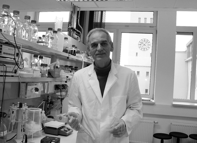 Waldemar Künkel im Genlabor für humanpathogene Pilze